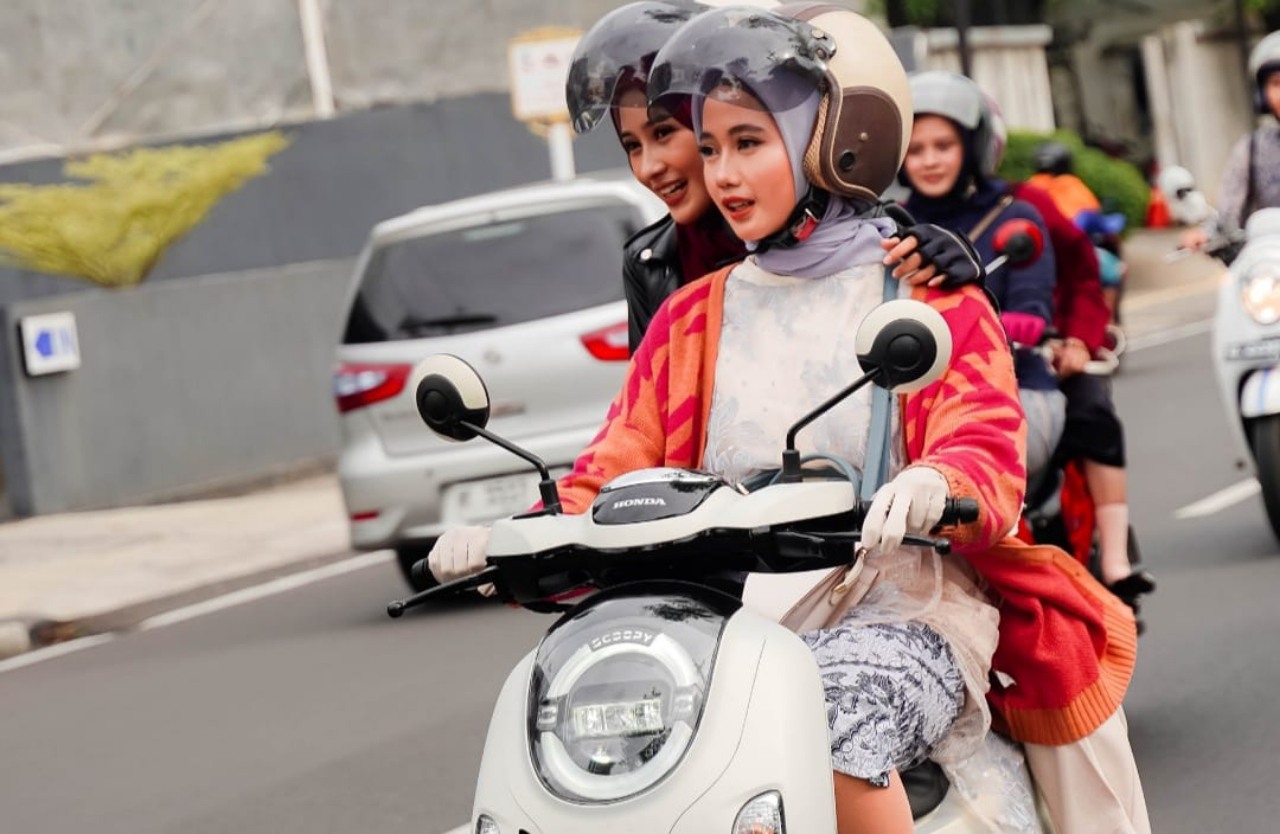 Panduan Riding Aman untuk Perempuan Muda di Persimpangan Jalan