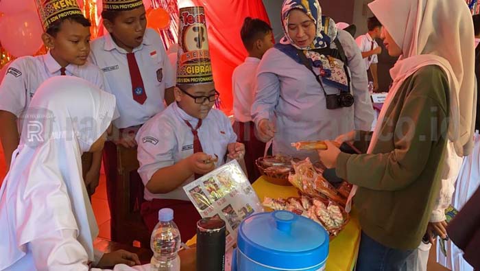 Pelajar SDN Proyonanggan 11 Unjuk Kreativitas dalam Market Day 