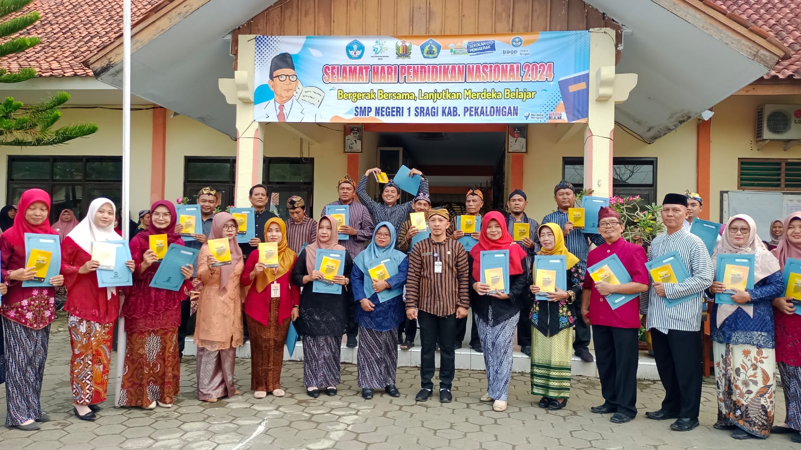 Kado Hardiknas, SMPN 1 Sragi Launching Buku karya Guru