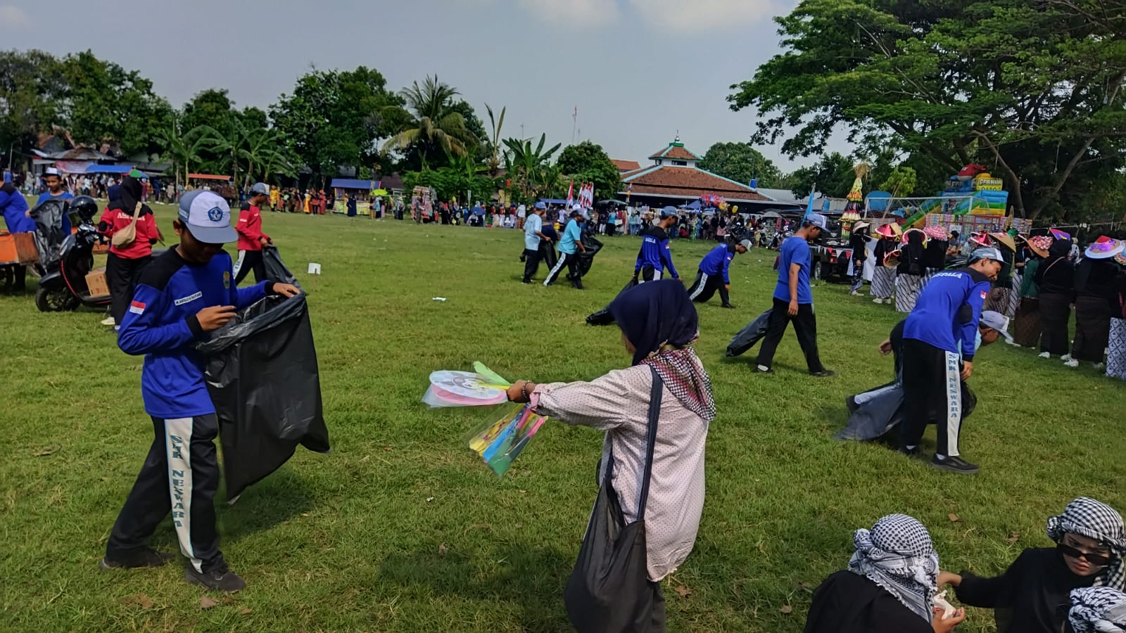 Marak Sampah Usai Event Karnaval, Pecinta Alam SMKN 1 Warungasem Terjunkan Tim Sapu Bersih