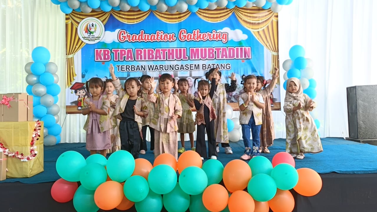 Siswa KB TPA Ribathul Mubtadiin Terban Warungasem Unjuk Bakat dan Tampil dengan Rancangan Baju Batik Ecoprint