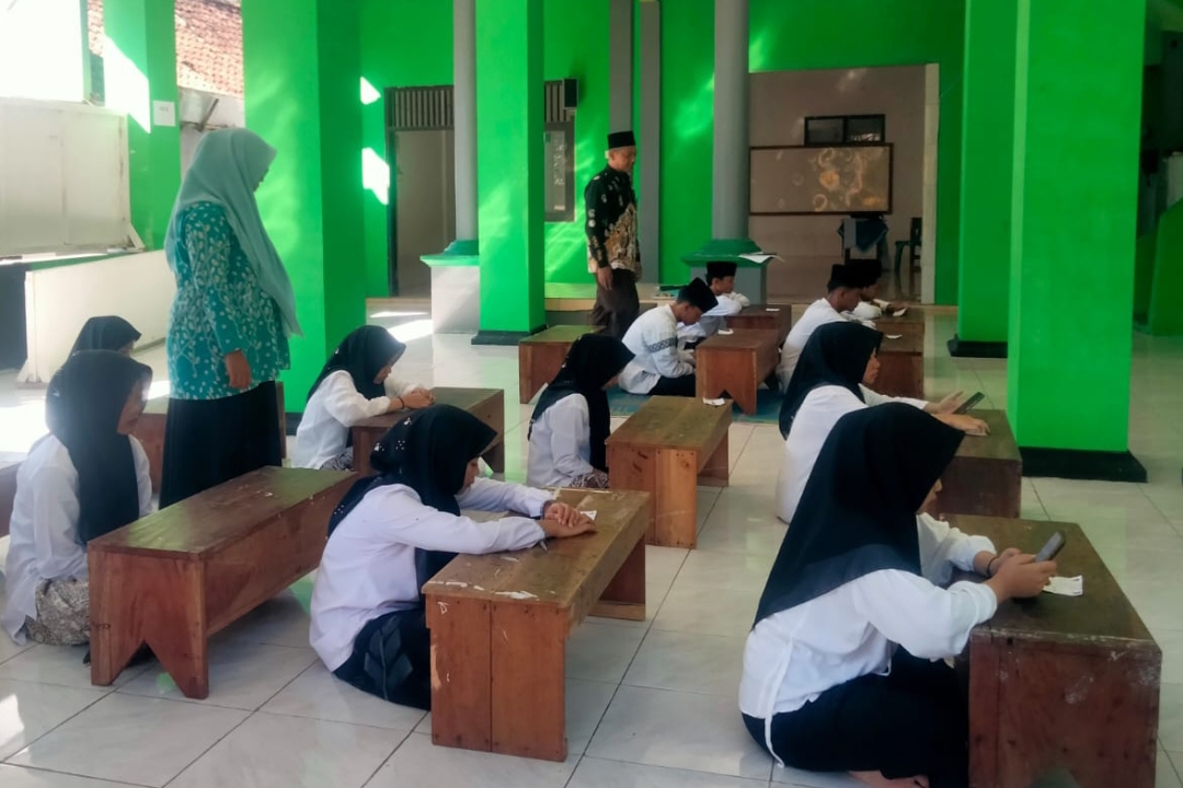 Santri Go Digital, UAN PK PPS di Batang Gunakan HP sebagai Media Ujian