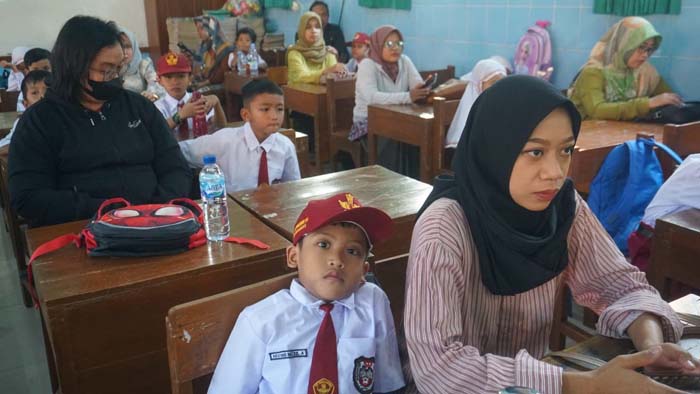 Sekolah Ini Wajibkan Orang Tua Dampingi Anak Saat MPLS