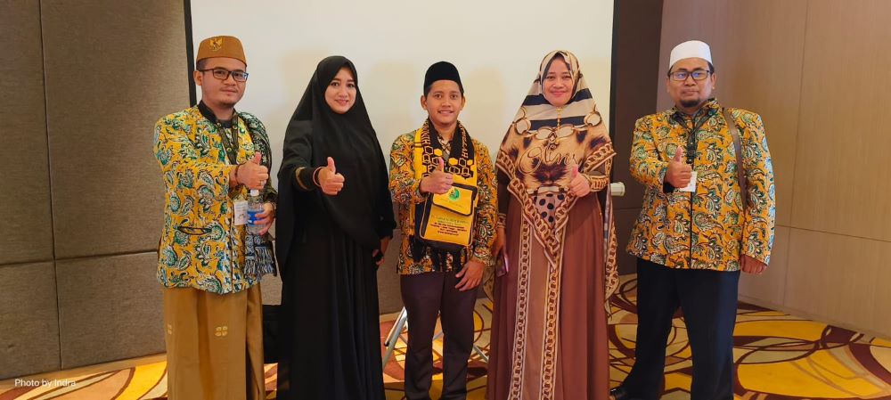 Pemenang Utama Jalan Sehat HAB Kemenag Kabupaten Pekalongan, Guru MI Logandeng Diberangkatkan Umroh