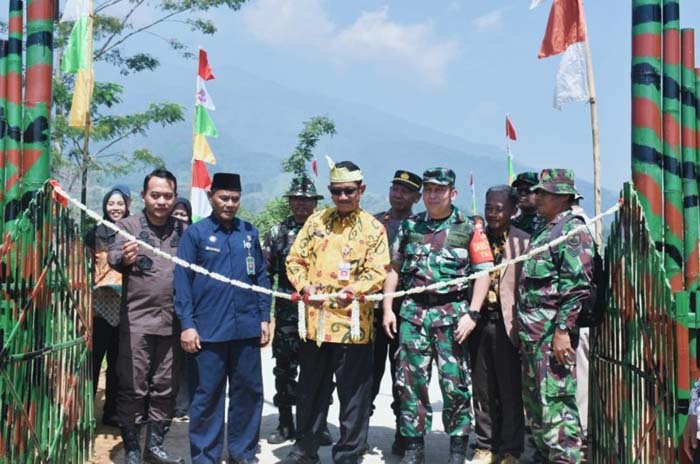 TNI AD Bangunkan Akses Jalan Beton di Desa Kediten