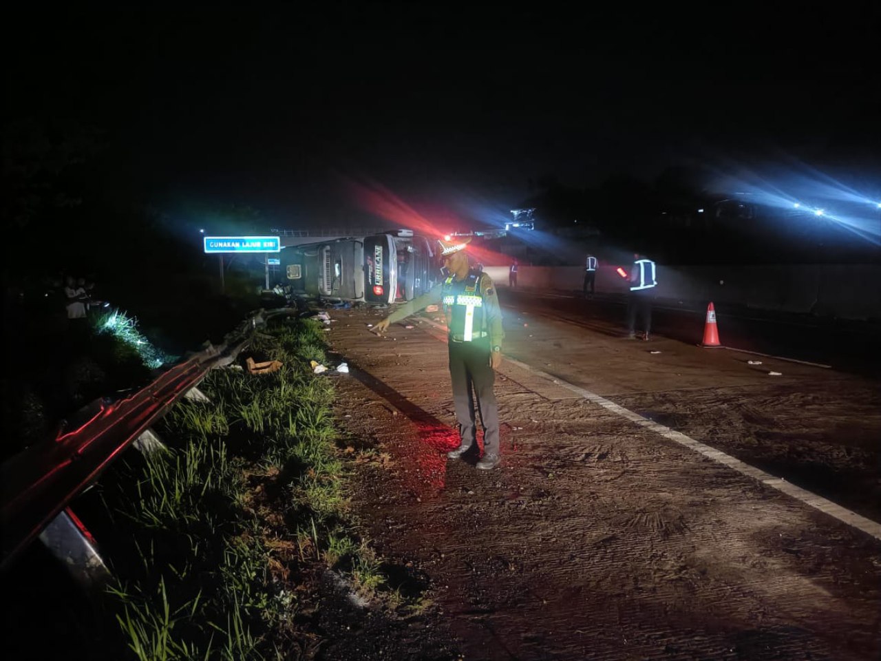 Bus Haryanto Terguling di Tol Batang, 3 Penumpang Tewas dan 20 Luka-luka