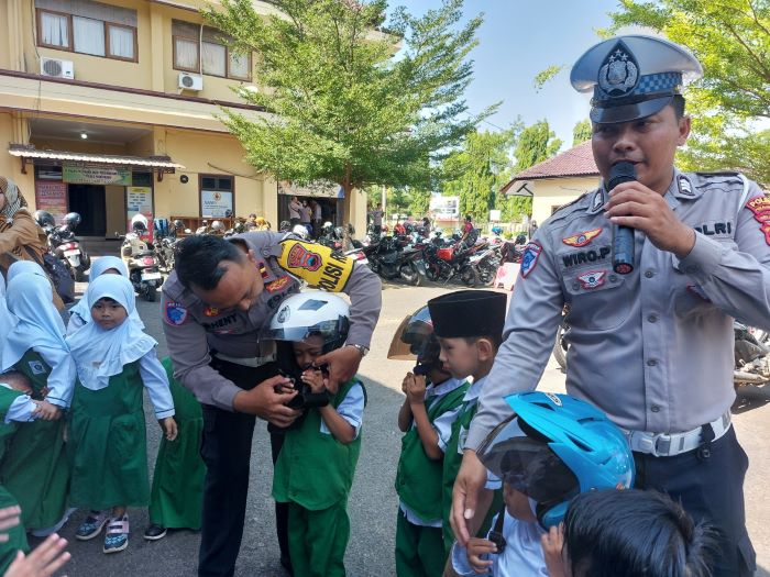 Polisi Sahabat Anak TK Muslimat NU Kajen, Dikenalkan Sejak Dini Etika Tertib Berlalu Lintas