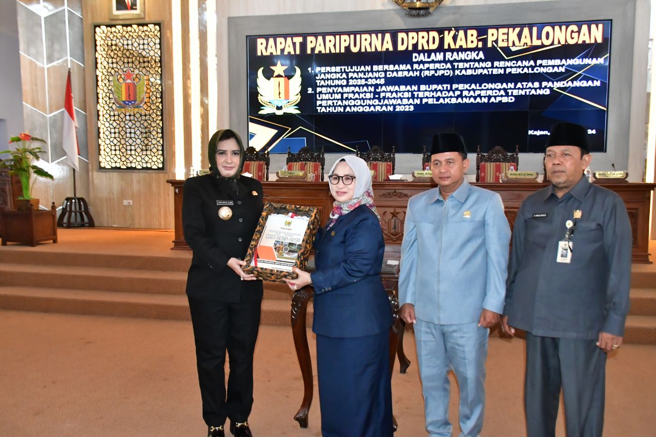 Bupati Fadia Arafiq dan DPRD Kabupaten Pekalongan Setujui Raperda RPJPD Tahun 2025 - 2045