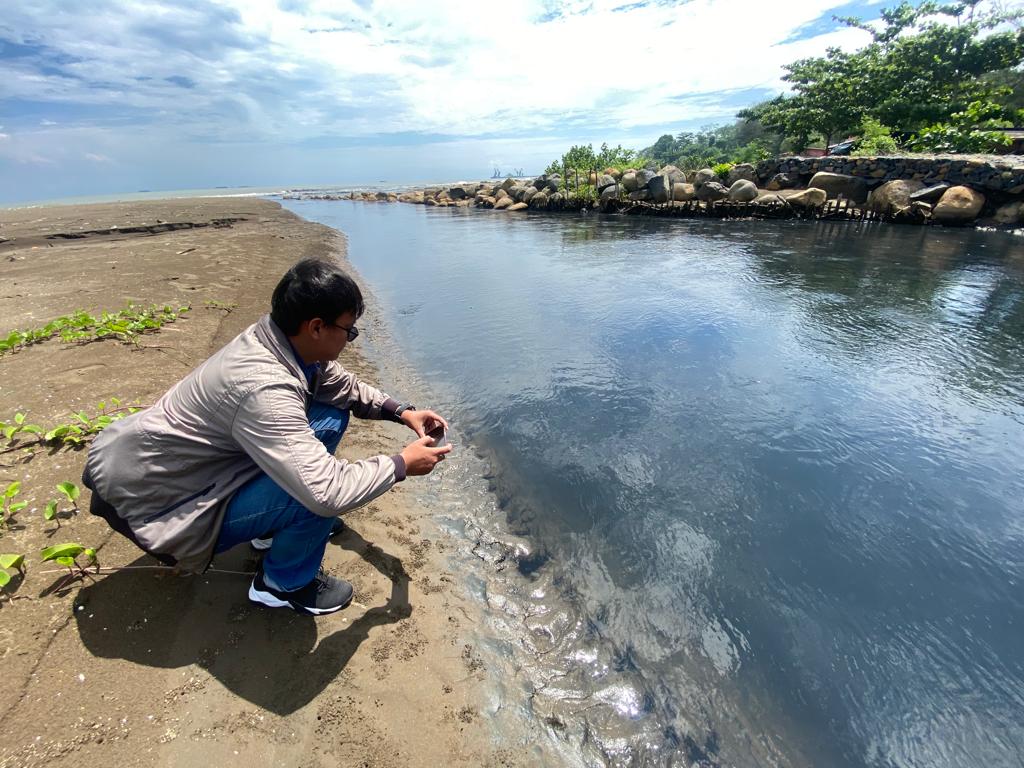 Muara Kali Sono Batang di Pantai Sigandu-Ujungnegoro Tercemar, DLH Batang Masih Telusuri Penyebabnya