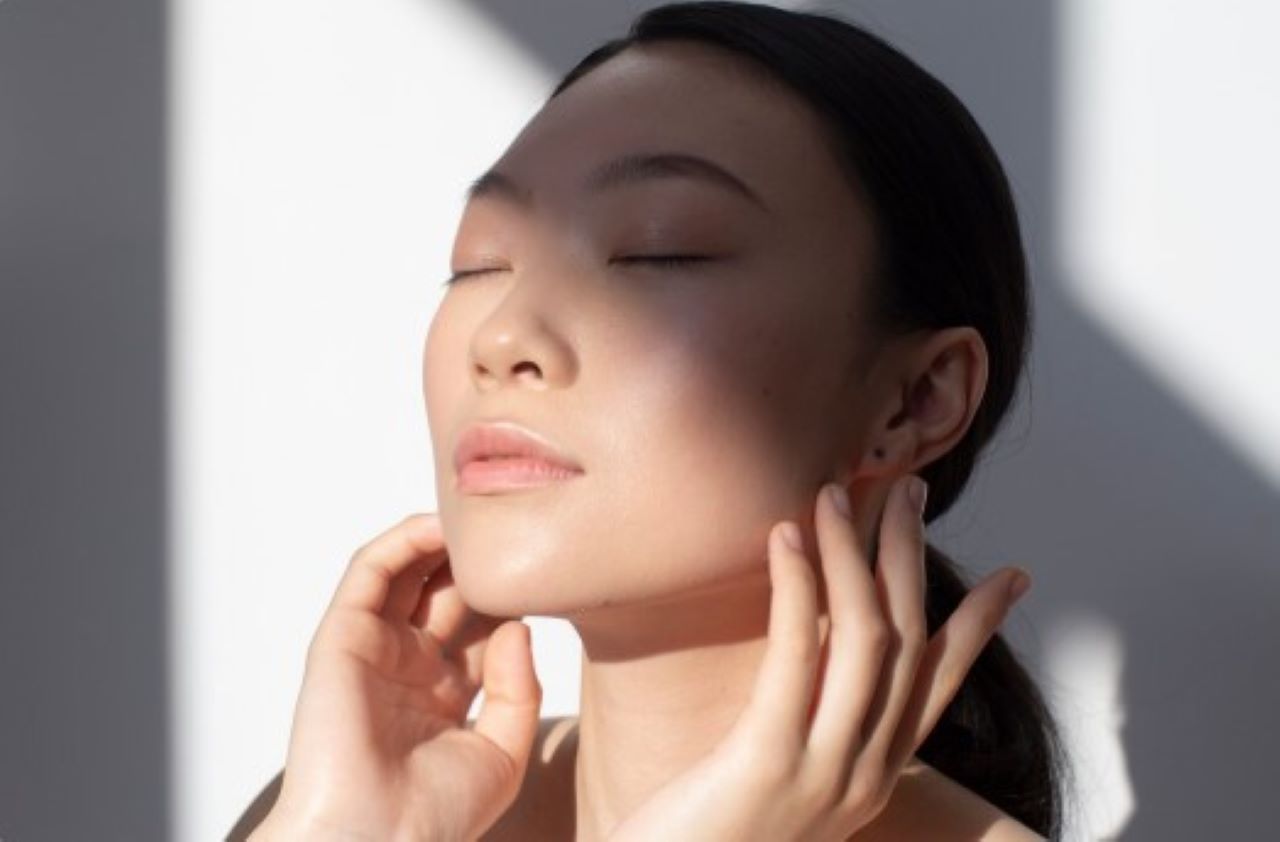 3 Skincare Terbaik untuk Melindungi Kulit dari Paparan Sinar Matahari, Cegah Kusam dan Penuaan Dini 