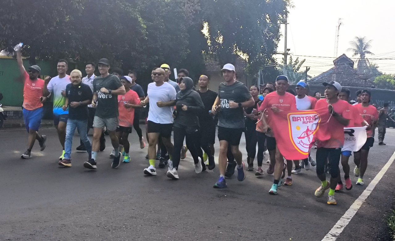 Bupati Faiz beserta Istri Lari 5 Km Bersama Batang Runner dan Tiga Pelari Asing untuk Misi Lingkungan