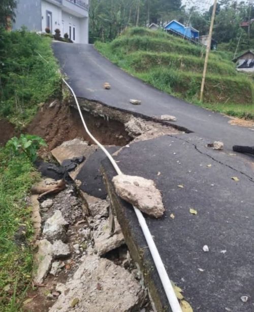 Jalan Bodas–Klesem di Kandangserang Ambles ke Jurang, Mobil Tak Bisa Lewat