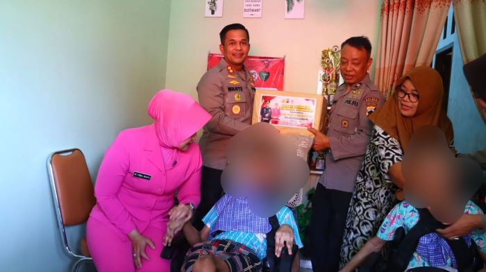 Sambut Hari Bhayangkara Ke-78, Kapolres Pekalongan Anjangsana Ke Penyandang Disabilitas