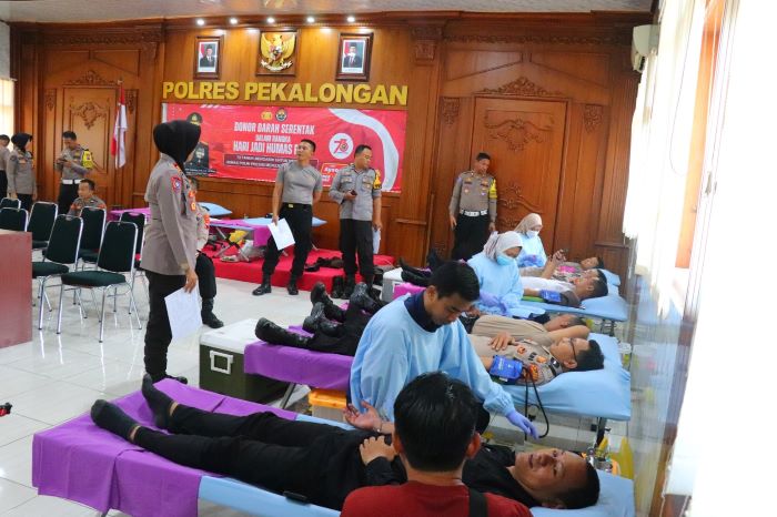 Donor Darah HUT Humas Polri Ke-73 di Polres Pekalongan, Anggota Polri dan Wartawan Donorkan Darahnya