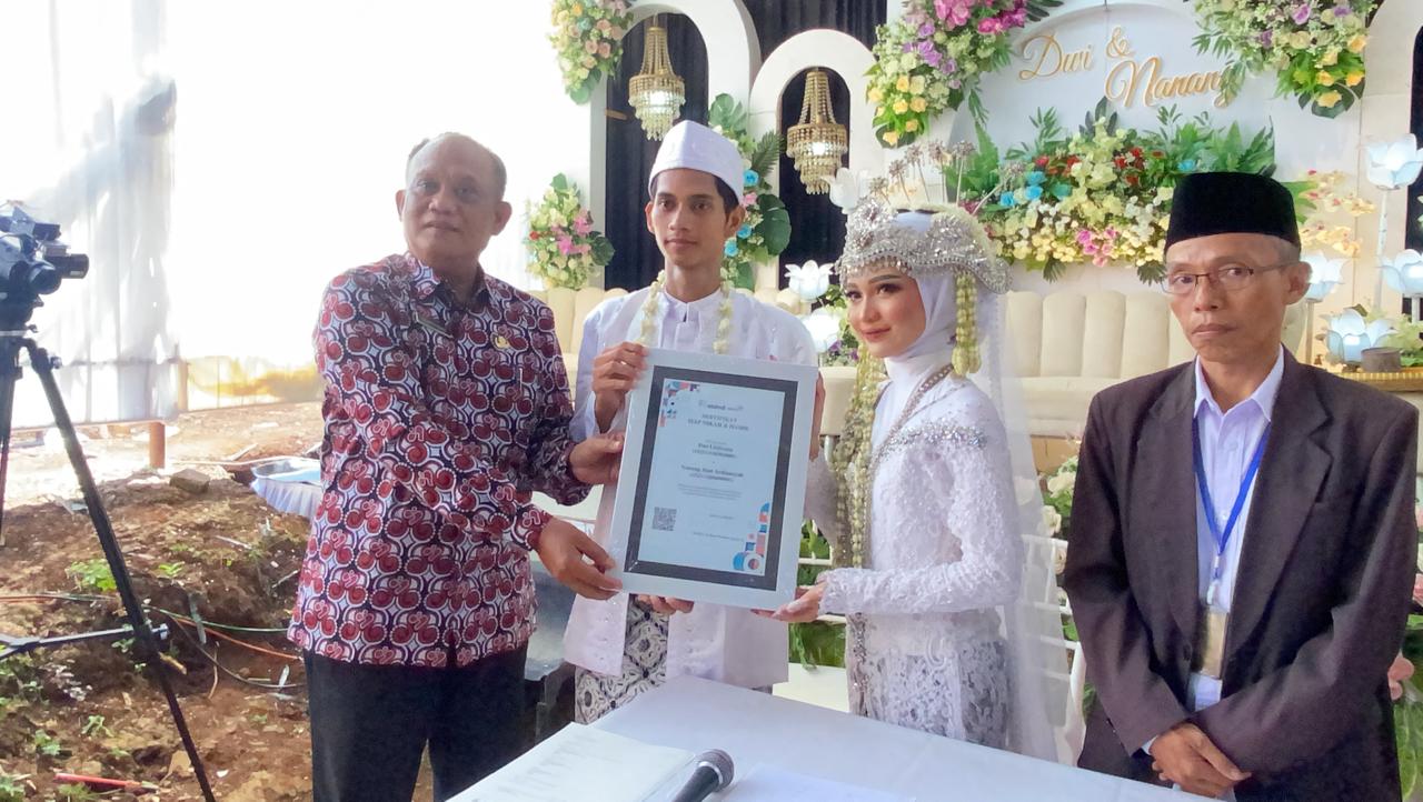 Tak Hanya Dapat Buku Nikah, Pengantin Baru di Batang Juga Dapat Sertifikat Elsimil 