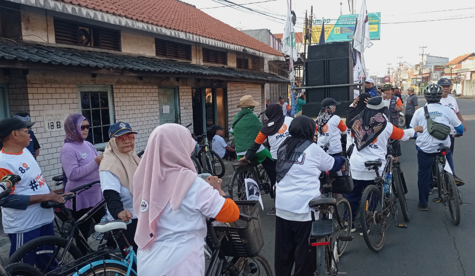 Ratusan Masyarakat Gowes Bareng Relawan Amin Pekalongan