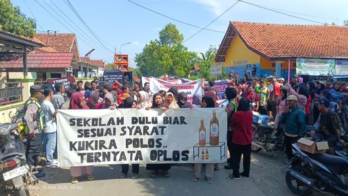Warga Desa Randumuktiwaren Pekalongan Geruduk Balai Desa, Ini Tuntutannya
