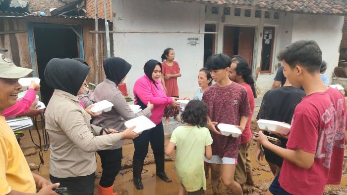 Korban Banjir di Pekalongan Belum Bisa Masak, Polsek Kedungwuni Buka Dapur Umum