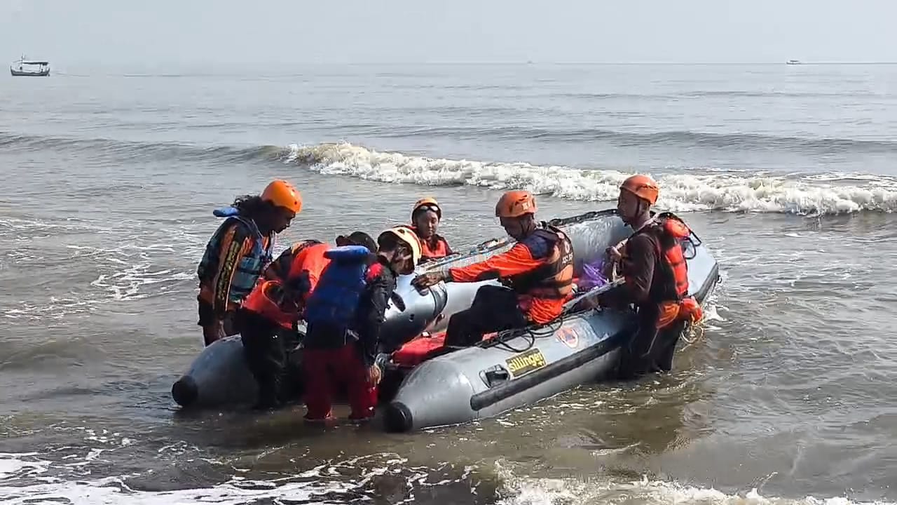4 Pemancing Terseret Arus Laut di Pantai Wonokerto, Latihan Simulasi Penanganan Darurat Laut Tim SAR Gabungan