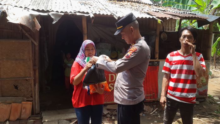 Jumat Berkah, Kapolsek Bojong Berikan Bantuan Sembako kepada Warga Kurang Mampu