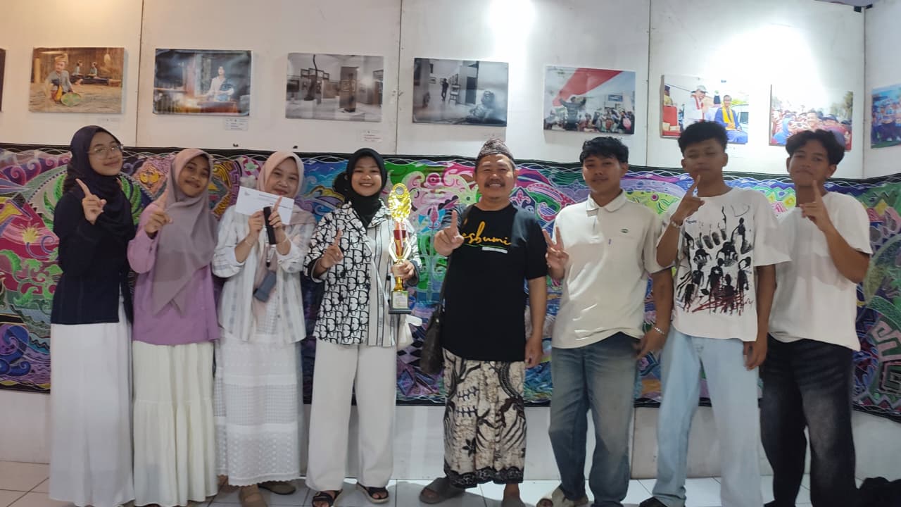 Sabet Juara 1 PAF #9, Teater Bayang MAN 1 Pekalongan Memukau dengan 'Roman Semesta'