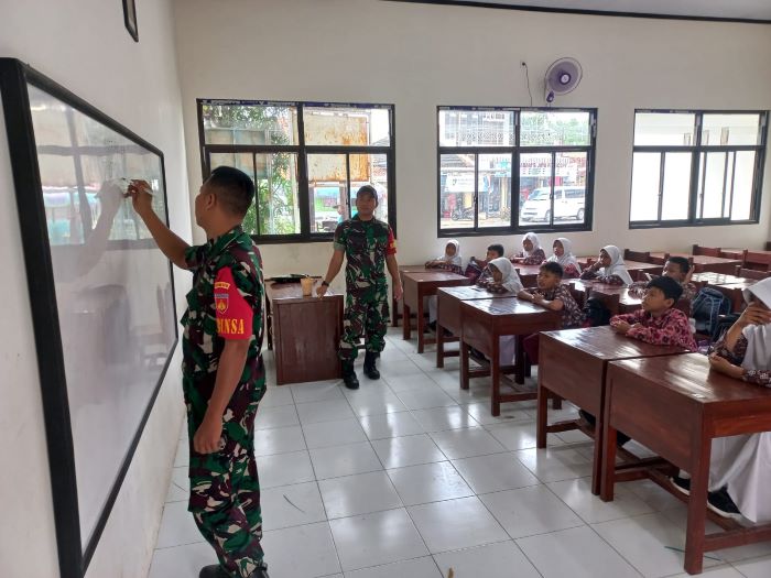 Babinsa Koramil Bojong Ngajar Matematika Metode Gasing di SDN 1 Wiroditan