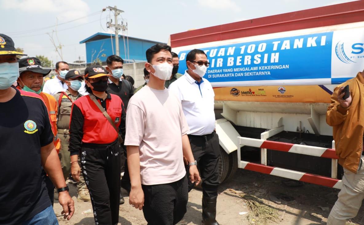 Pj Gubernur Jateng dan Gibran Tinjau Lokasi TPA Putri Cempo, Siapkan Water Booming Percepat Pemadaman 
