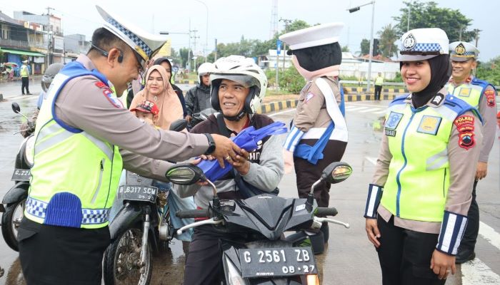 Satlantas Polres Pekalongan Bagi Takjil di Exit Tol Bojong