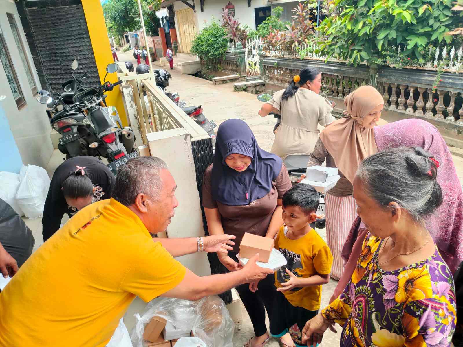 Usai Debat Cawapres, TKD dan Relawan Prabowo - Gibran Bagikan Makan Siang Gratis pada Warga