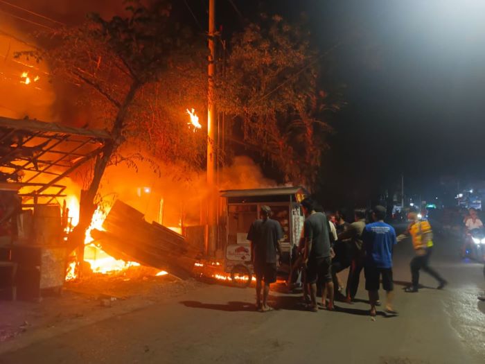 Warung di Sragi Terbakar, Diduga Akibat Korsleting Listrik