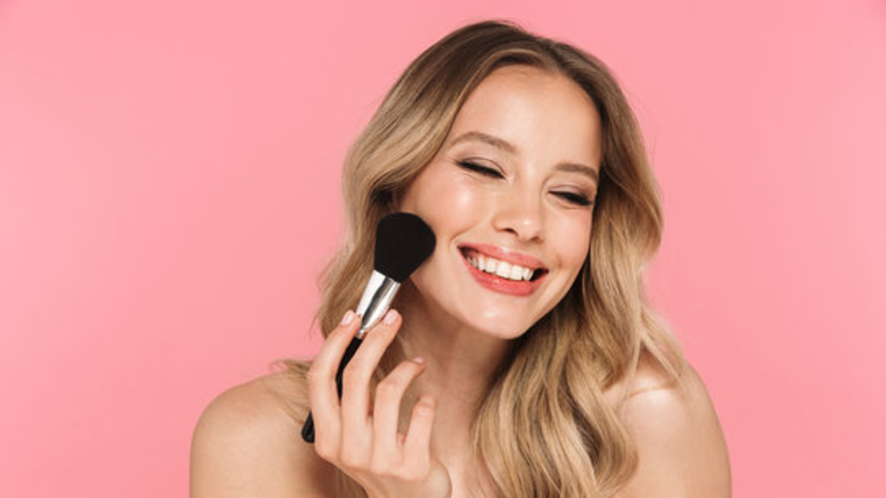 4 Bedak Tabur yang Bagus untuk Sehari-Hari, Hasilnya Tahan Lama Seharian