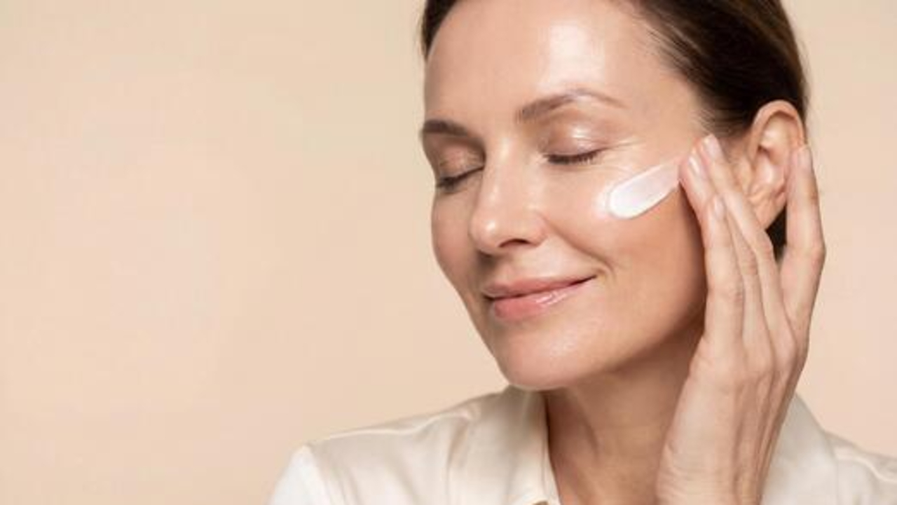 4 Sunscreen untuk Usia 50 Tahun Ke Atas Terbaik, Bikin Wajah Awet Muda