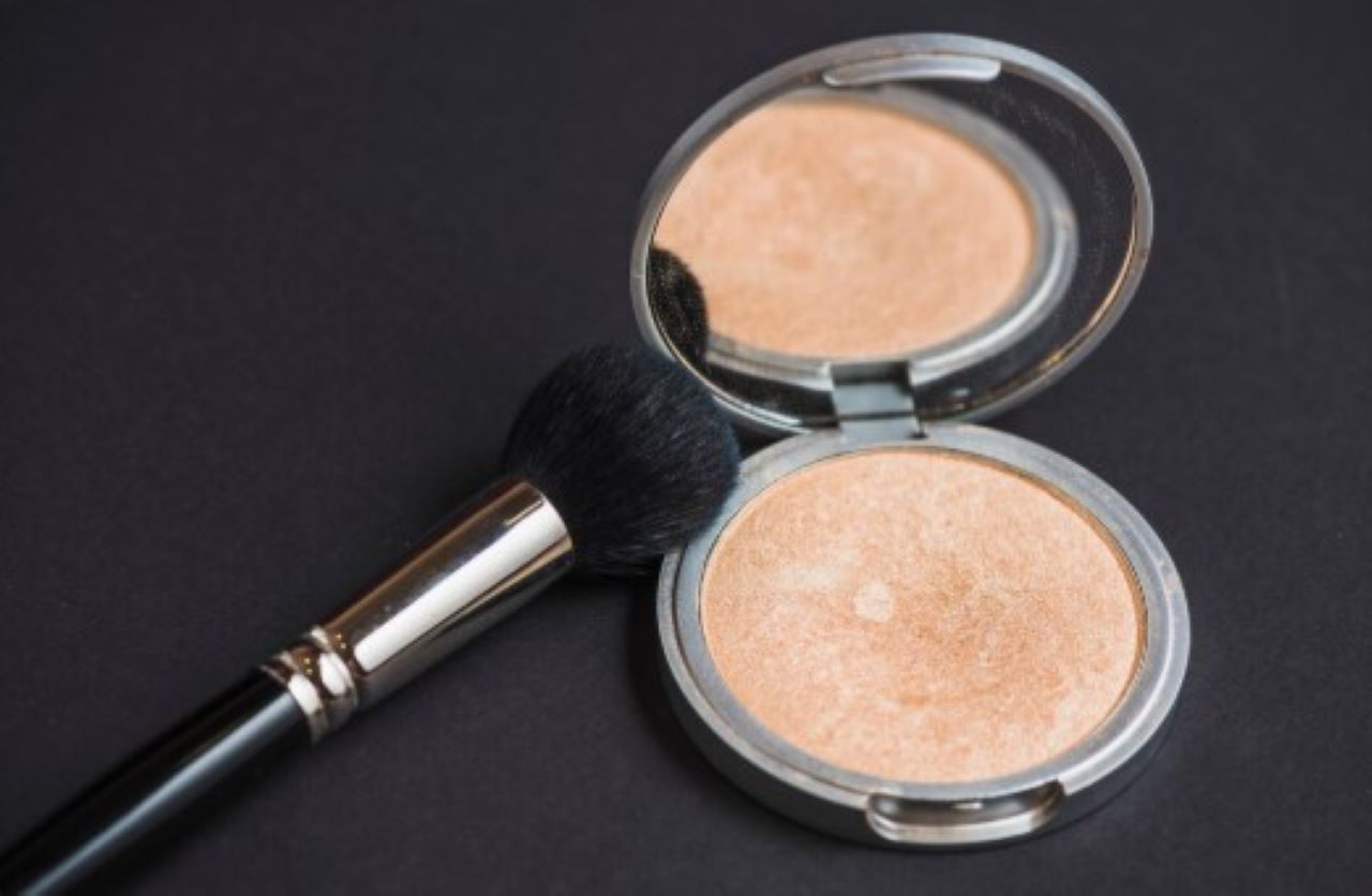 4 Produk Makeup untuk Menyamarkan Noda Hitam di Wajah, dari Bedak Hingga Foundation