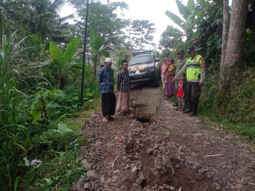 Awas! Tanah Gerak Ancam Desa Trajumas, Rekahan Sepanjang 150 Meter Membelah Jalan Utama Trajumas-Bodas