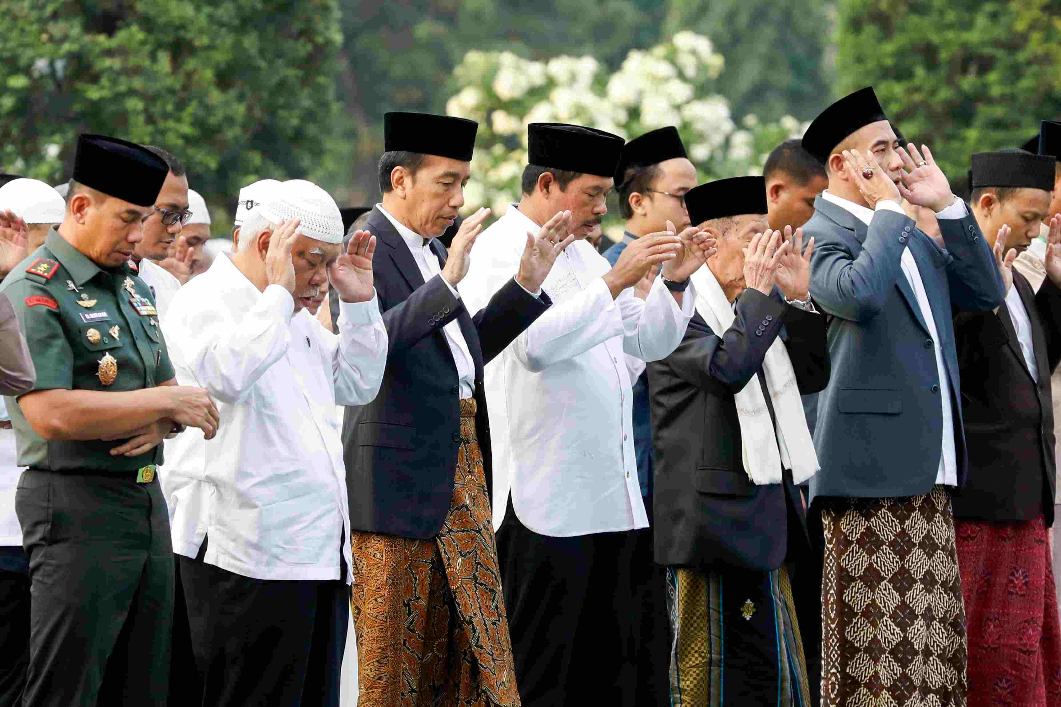 Berbaur dengan Masyarakat, Presiden Jokowi dan Pj Gubernur Jateng Salat Ied dan Kurban di Semarang