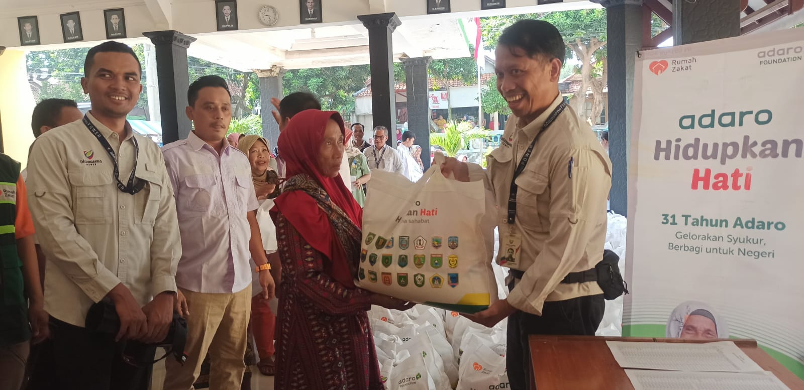 1.331 Warga Prasejahtera dari 5 Desa di Kabupaten Batang Terima Bantuan Paket Sembako dari Adaro