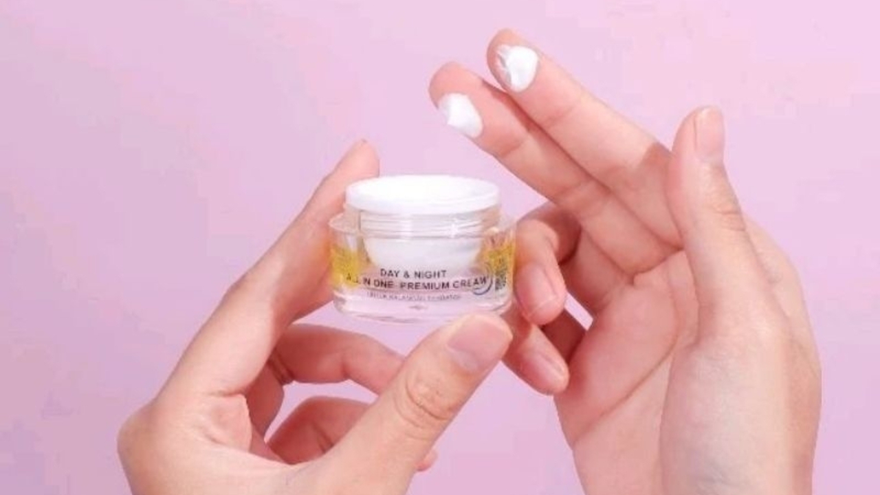 5 Skincare untuk Flek Hitam di Wajah Usia 40 Tahun, Semuanya Ada Di Shopee!