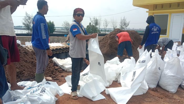 Tanggul Sungai Meduri di Desa Jeruksari Pekalongan Jebol, Pemukiman Banjir, 3 TPS Direlokasi