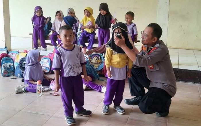 Polisi Sahabat Anak Polsek Karangdadap, 30 Anak Paud Rohman Rohim Desa Kebonsari Patroli Bareng Polisi