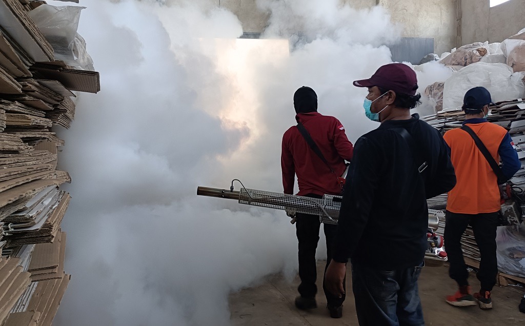 Amankan Logistik, KPU Batang Semprot Gudang dengan Insektisida