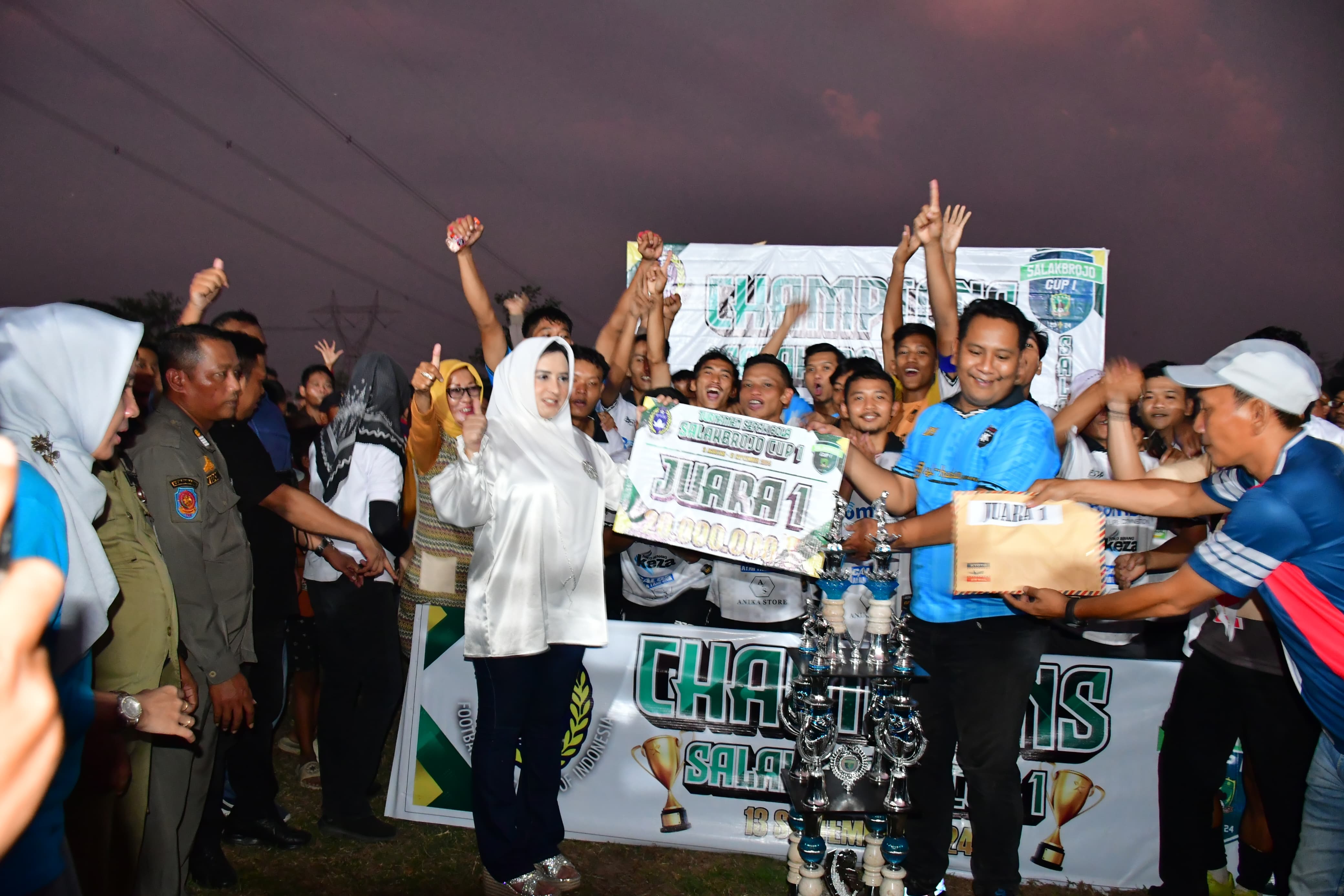 Bupati Fadia Arafiq Serahkan Piala di Final Salakbrojo Cup I Kedungwuni