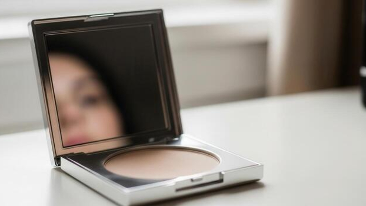 4 Merk Bedak yang Bagus dan Tahan Lama untuk Wajah Mudah Berkeringat