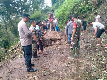 Warga dan Petugas Gabungan Kerja Bakti, Jalur Lambur-Wangkelang Sudah Bisa Dilalui Kendaraan