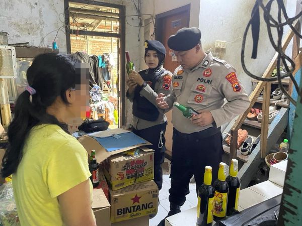 Samapta Polres Pekalongan Razia Warung Sate di Kesesi Jelang Ramadhan, 17 Botol Miras Diamankan