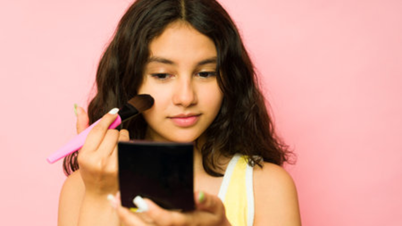 5 Bedak Remaja yang Bikin Glowing dan Anti Menor di Wajah