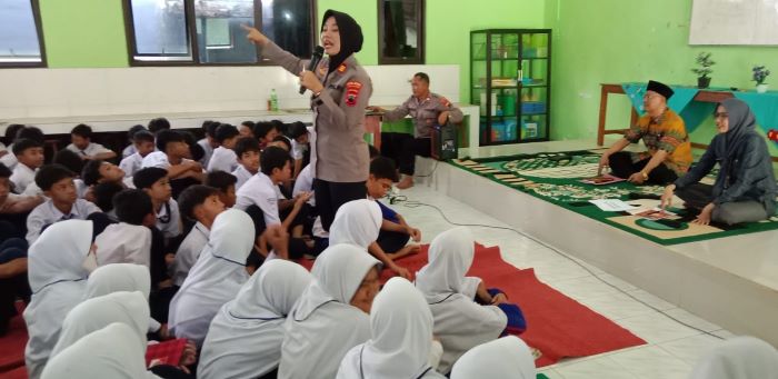 Kasat Binmas Polres Pekalongan Beri Penyuluhan Kenakalan Remaja di SMP Negeri 1 Kesesi