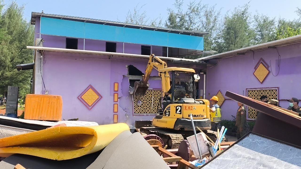 Seluruh Karaoke di Kawasan Pantai Sigandu Dibongkar Paksa, Plt Kasatpol PP: Monggo Jika Ada Gugatan
