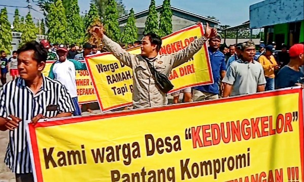 Tolak Pembangunan Pabrik Sepatu, Ratusan Warga Gelar Aksi di Balai Desa