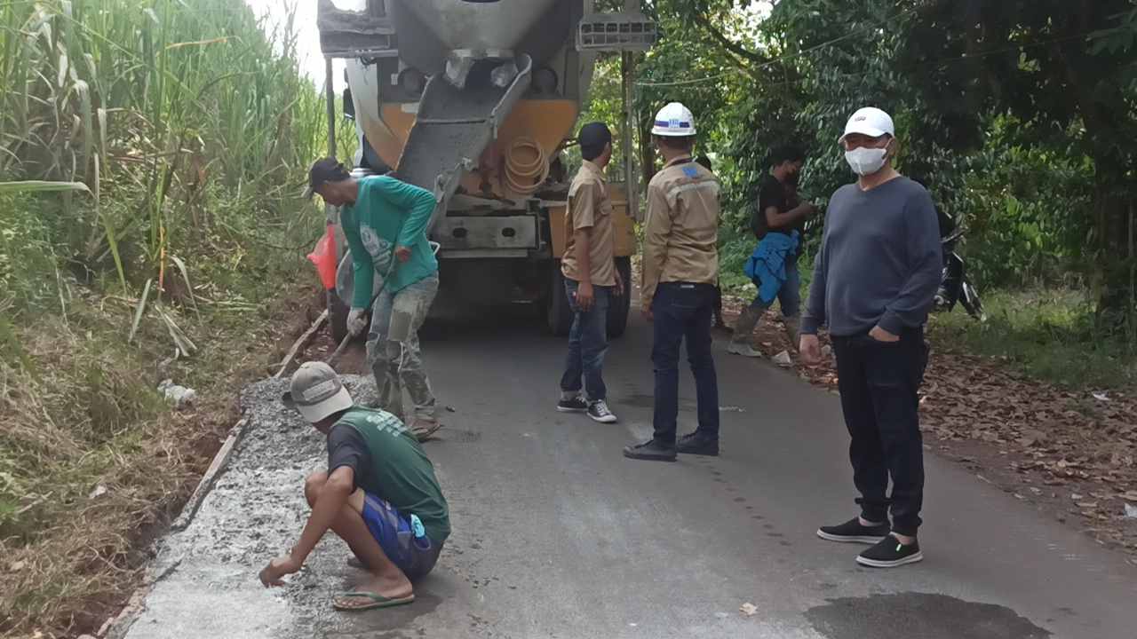 Warga Desa Lebo Ini Lebarkan Jalan Kabupaten dengan Biaya Sendiri Mencapai Rp 1 Miliar