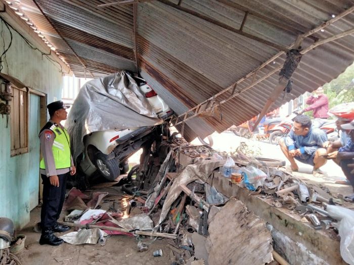 Diduga Microsleep, Avanza Tabrak Bengkel Las di Kedungwuni, 2 Kendaraan Rusak Berat